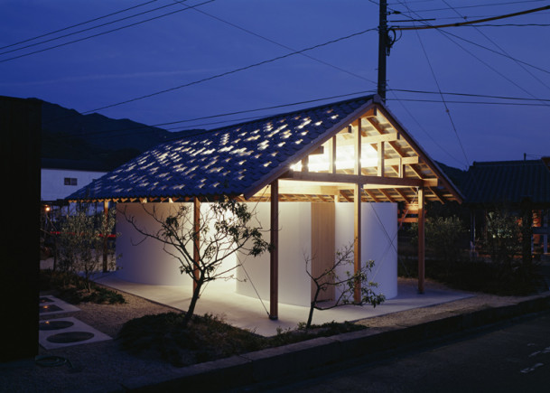 Japanese public restrooms - Hut　Arc Wall by Tato Architects 1